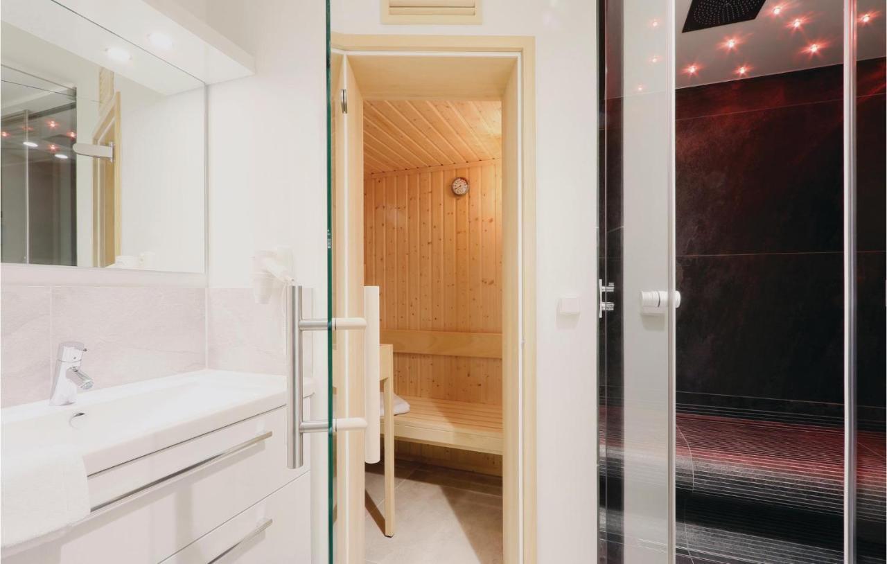 Stunning Apartment In Luebeck Travemuende With Wifi エクステリア 写真